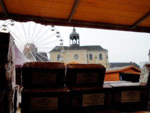 Ce que l'apiculteur voit depuis l'intérieur de son stand au marché de Noël du Mans (photo décembre 2012)